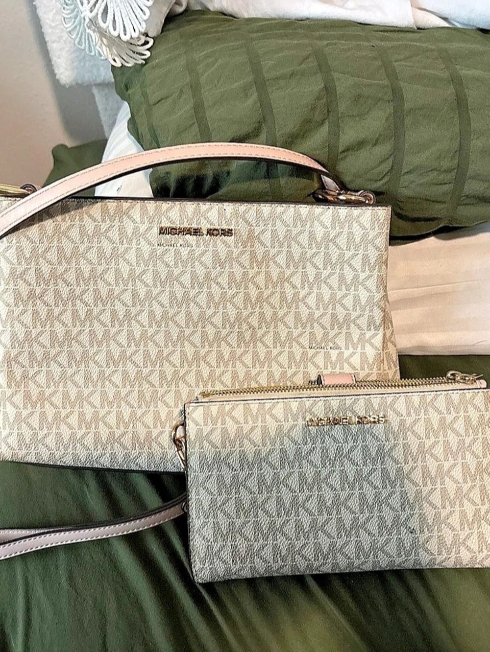 Michael Kors Jet Set Crossbody and Pouch Set Pink & White